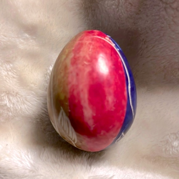 🇰🇪👱🏾‍♀️🌹 AFRICAN HAND CARVED ETCHED FLORAL DECORATIVE STONE EGG FROM KENYA - Picture 3 of 9